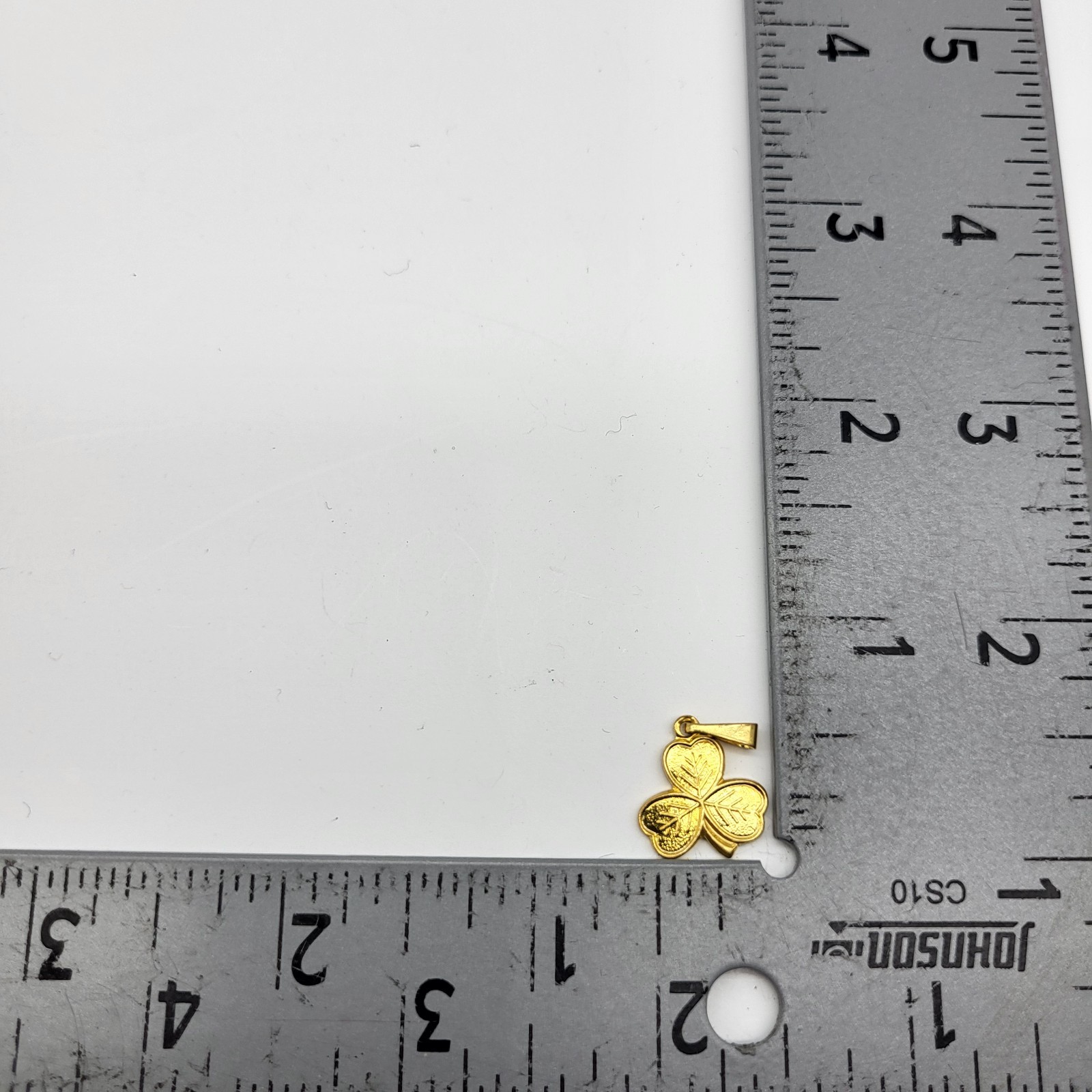 Fun Vintage Pendant charm gold plated lucky clover shamrock