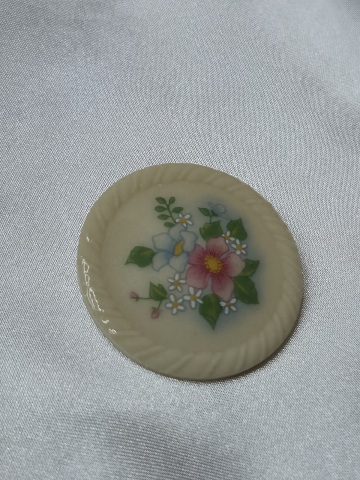 Vintage 1984 Avon Spring Bouquet Porcelain Brooch Floral Flower Pin Round Cream