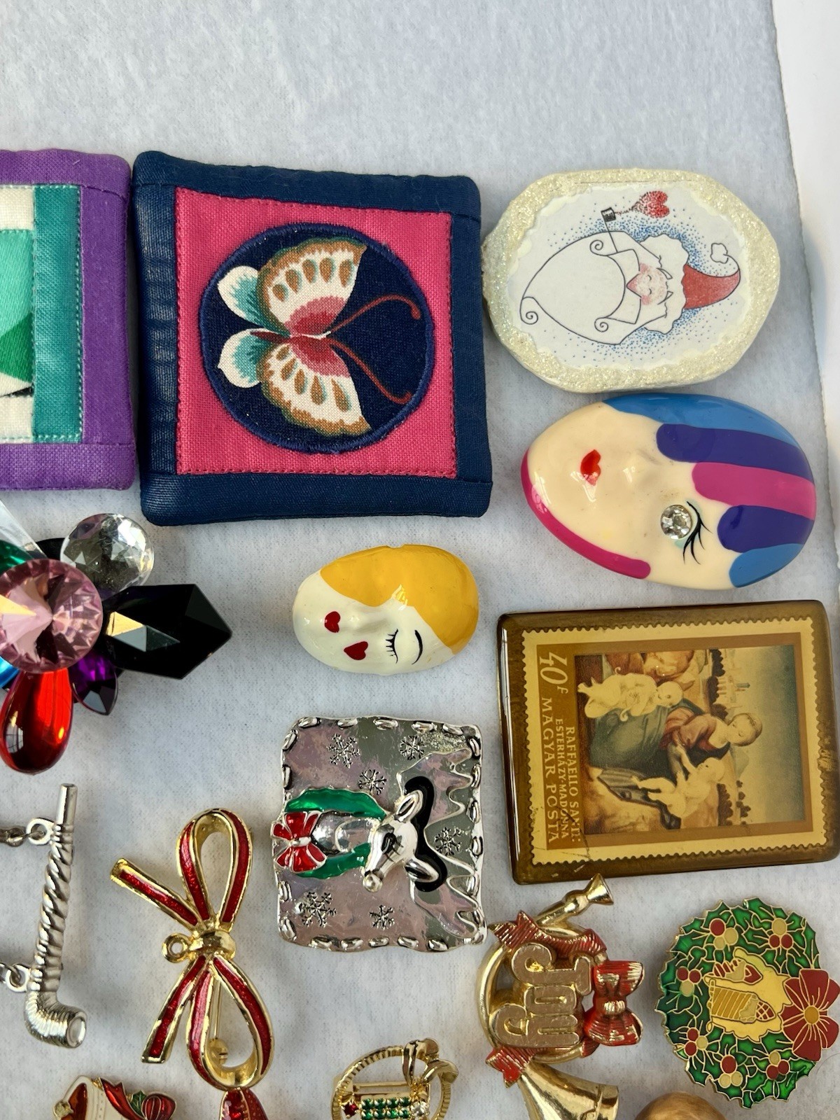 Lot Of 28 Vintage Brooches 9oz Holiday, Figural, Metal, Stone, Plastic Pre Owned