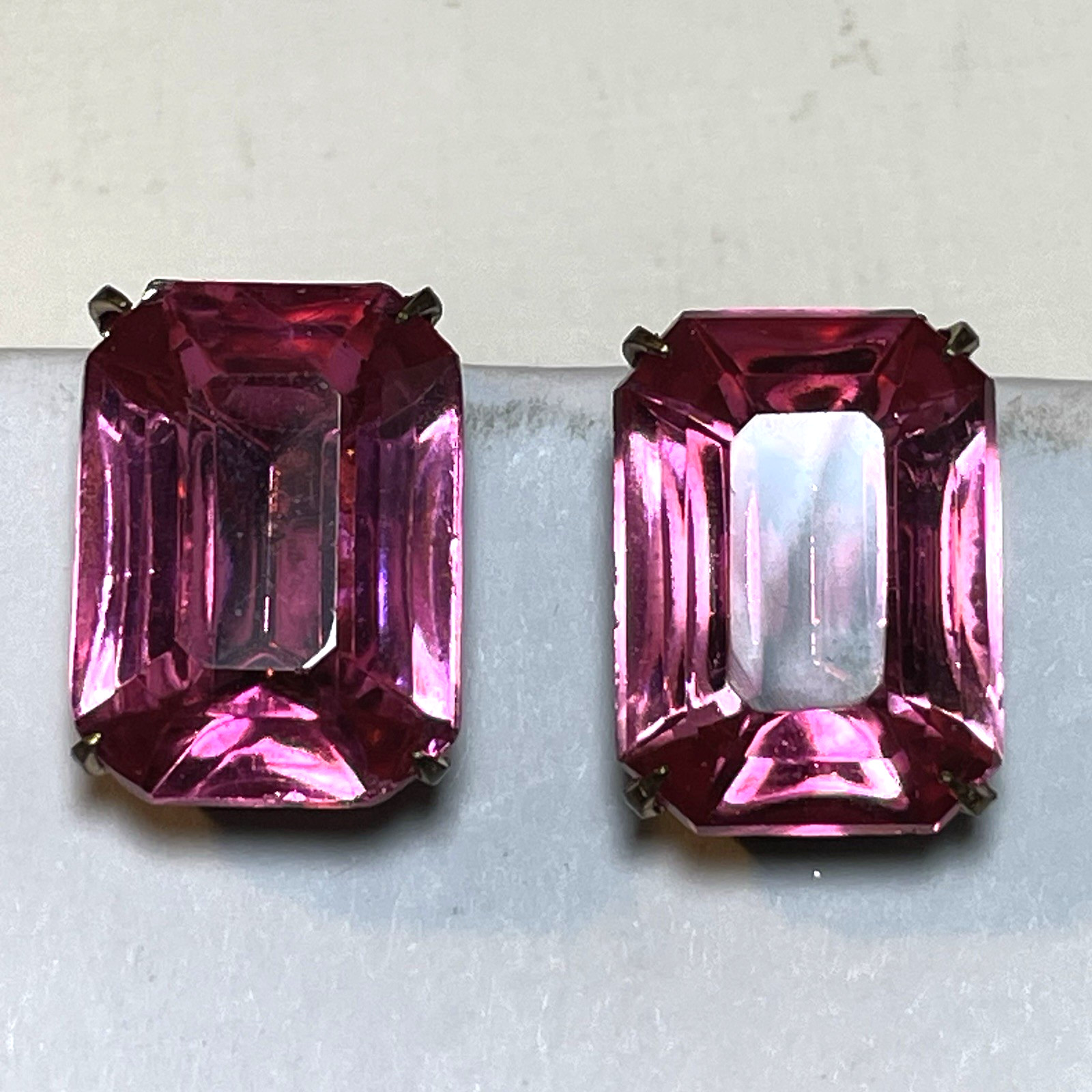 PR VTG LARGE EMERALD CUT BOLD FUCHSIA OR PINK RHINESTONE SCREW BACK EARRINGS