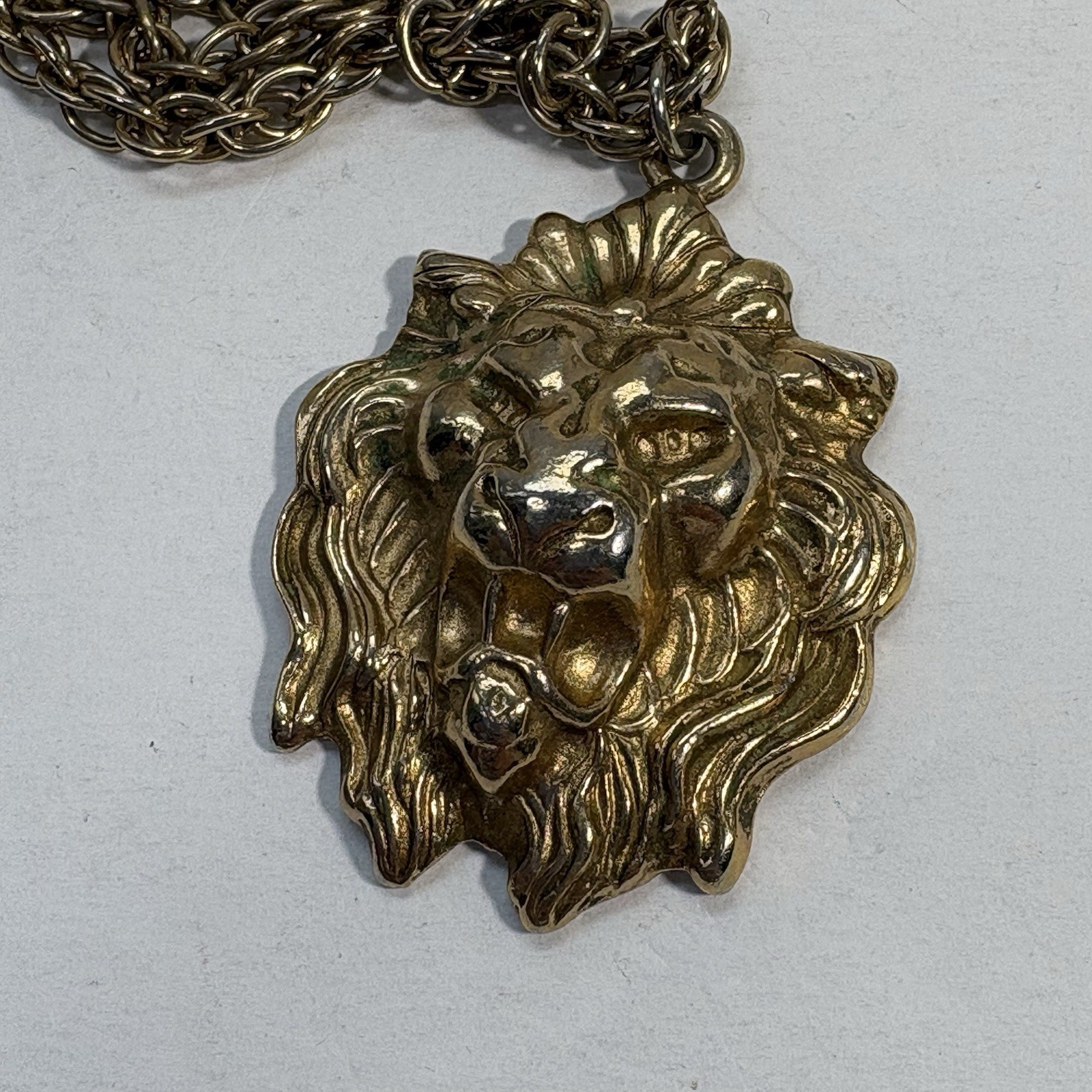Vintage Gold Tone Lion Head Pendant Necklace Raised Design Leo Zodiac 20″ Chain
