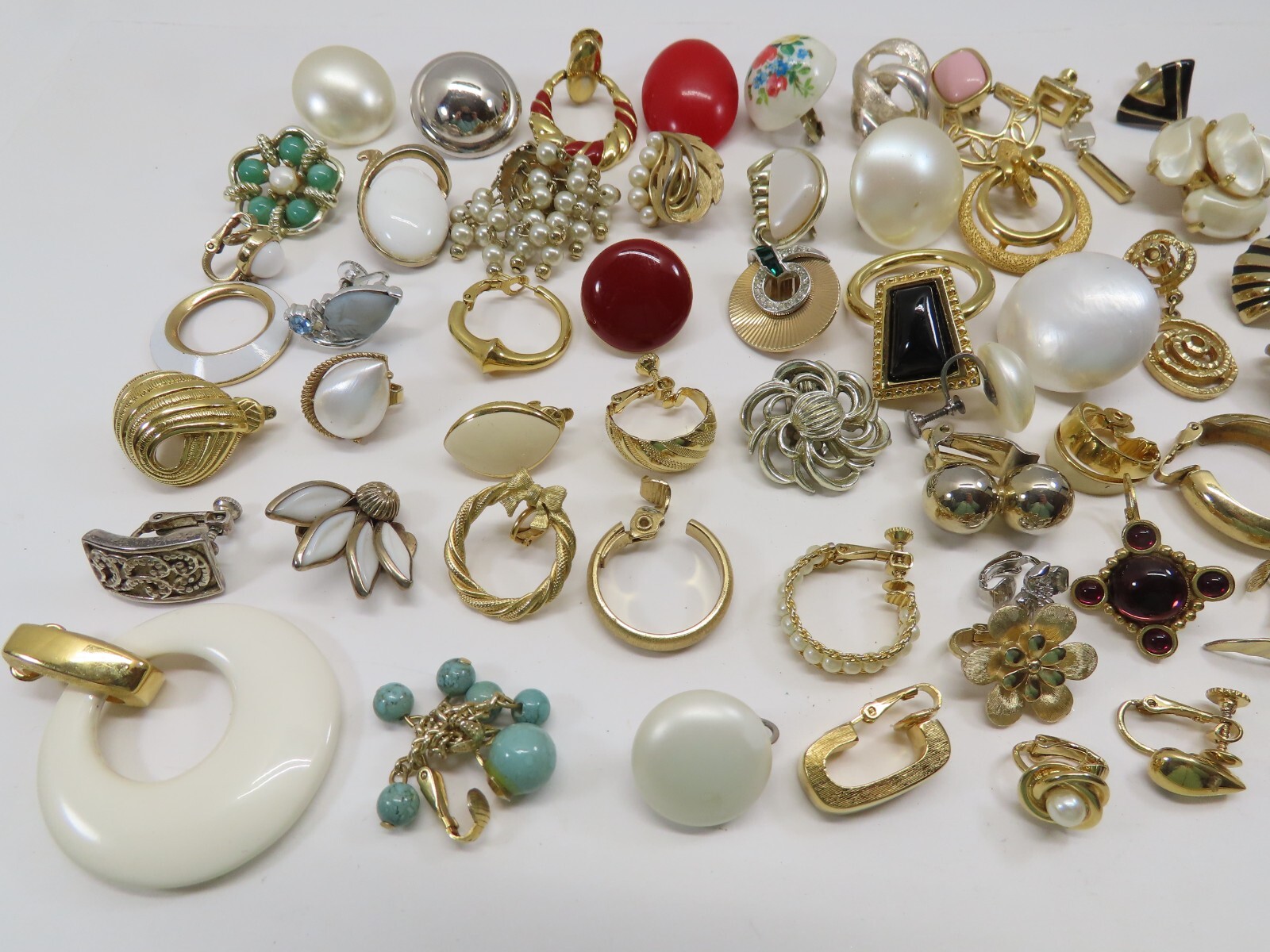 Single Earrings Lot ALL SIGNED 14 Crown Trifari Richelieu Monet + VTG 50+ D2216