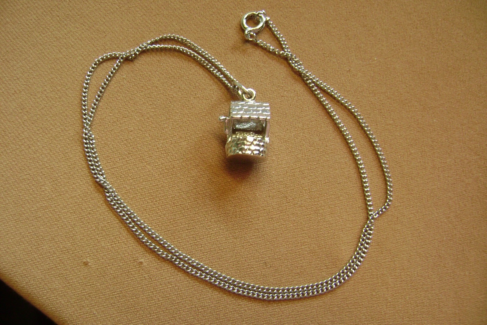 VINTAGE WISHING WELL GOOD LUCK SILVER TONE CHAIN CHARM PENDANT NECKLACE!!!