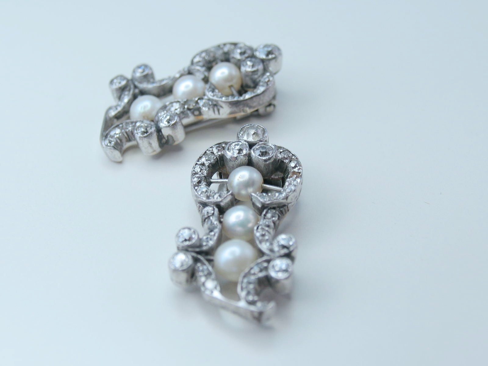 Antique Pair 14k White Gold Lady’s 65 OEC Diamonds 1.88ctw 6 Pearl Fur Clip Pins