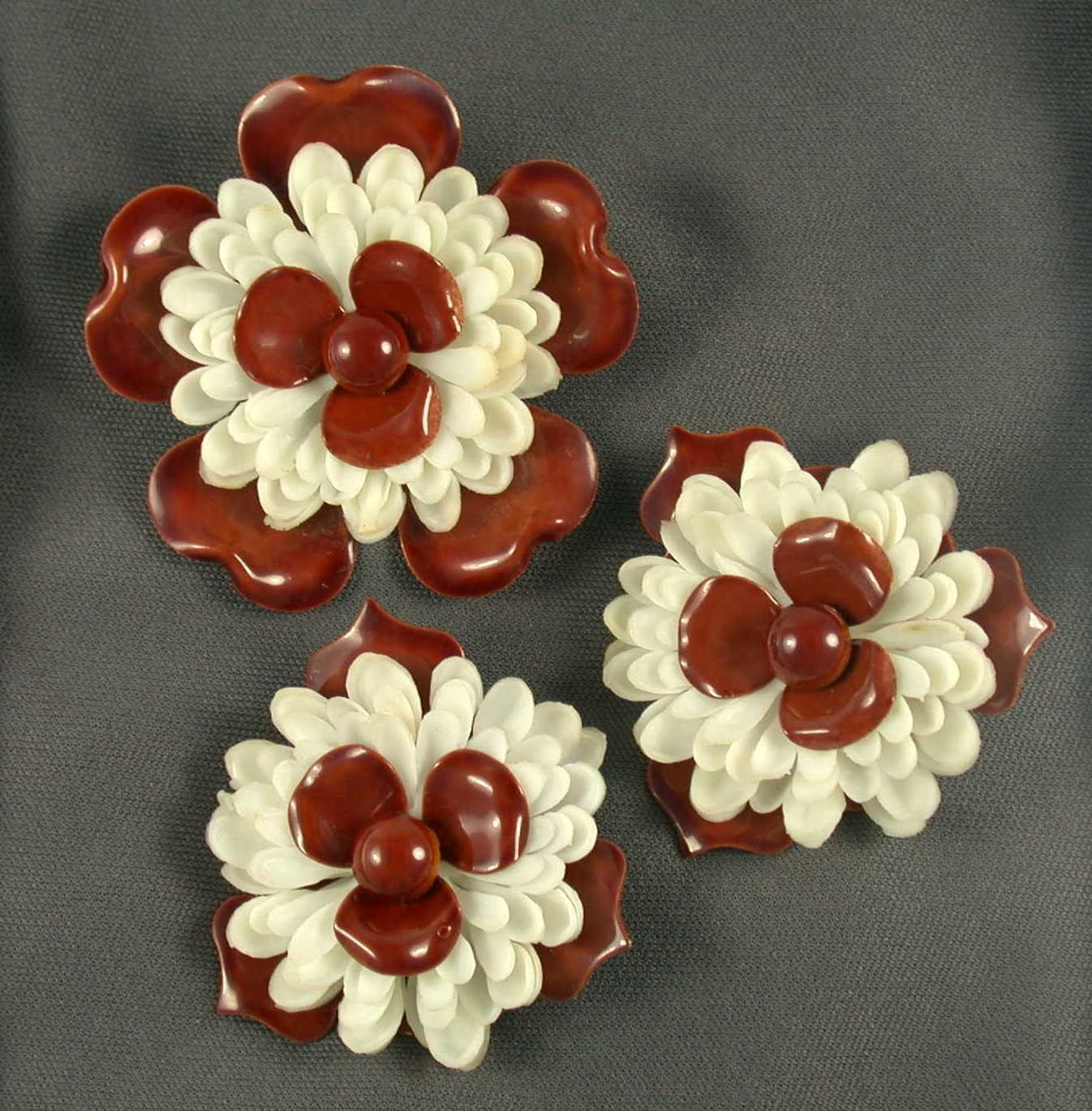 Brown White Enamel Plastic Flower Brooch Clip Earrings Set