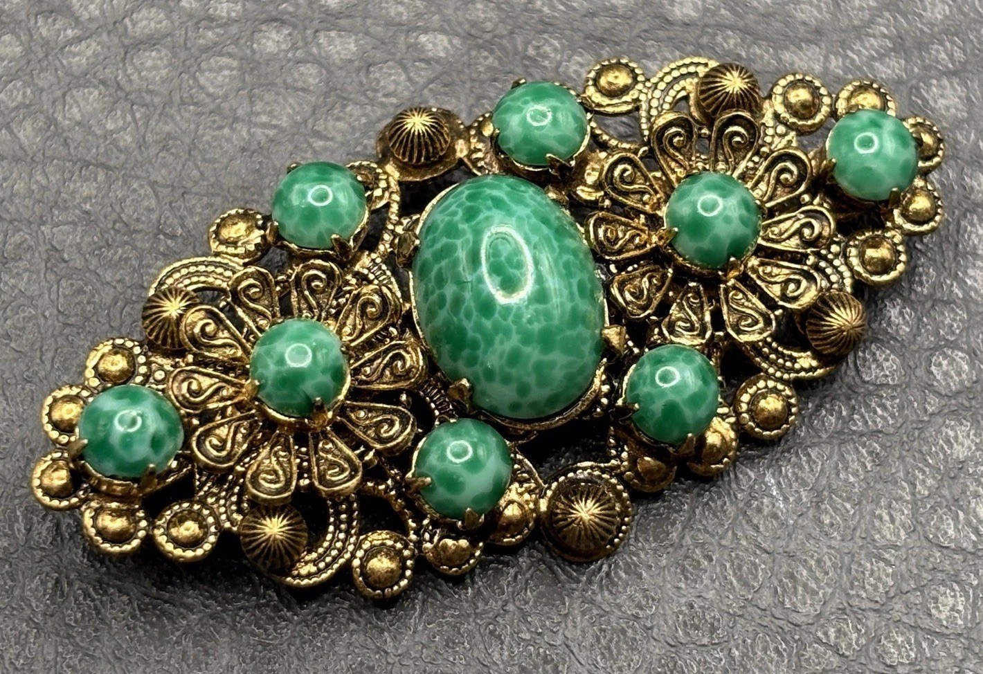 Vintage Speckled Peking Style Filigree Brooch Green Gold Tone Pin