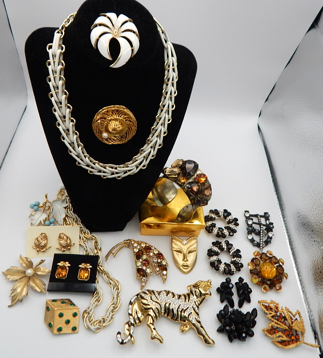 Vintage Jewelry Lot Unsigned&Signed Pins, Brooches, Earrings, Bracelet, Necklace