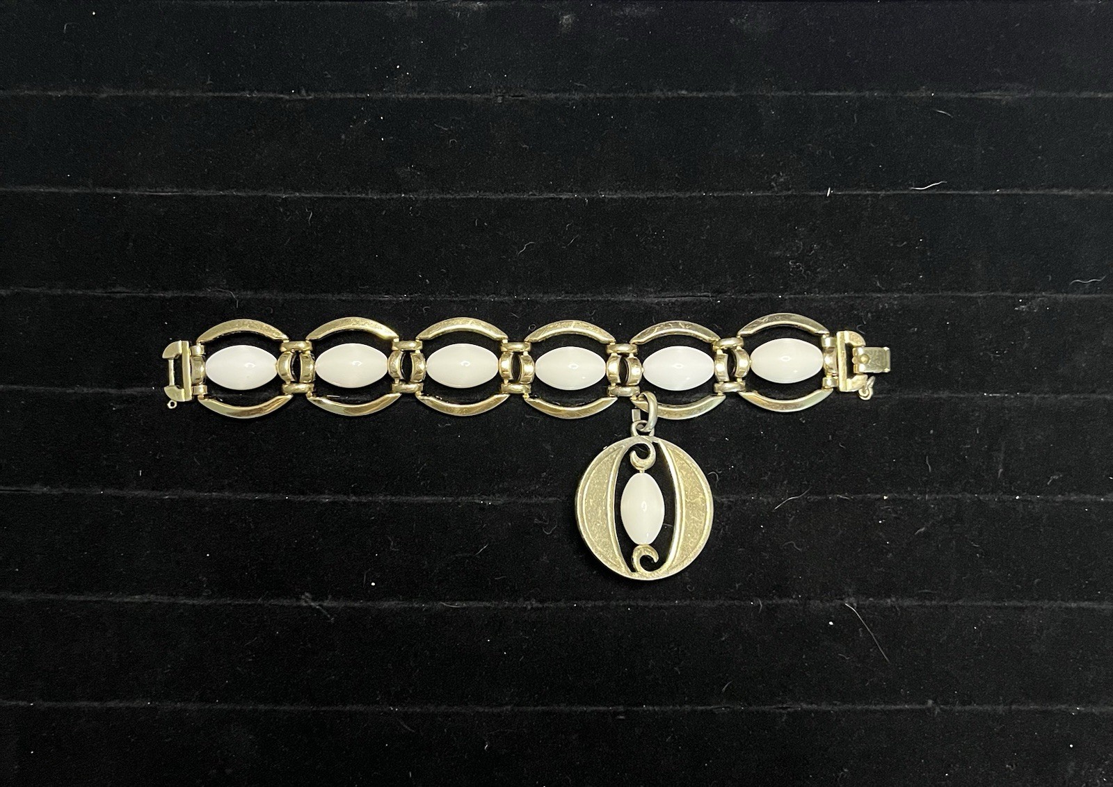 Vintage MONET White Thermoset Round Link Chunky Bracelet Goldtone 8”