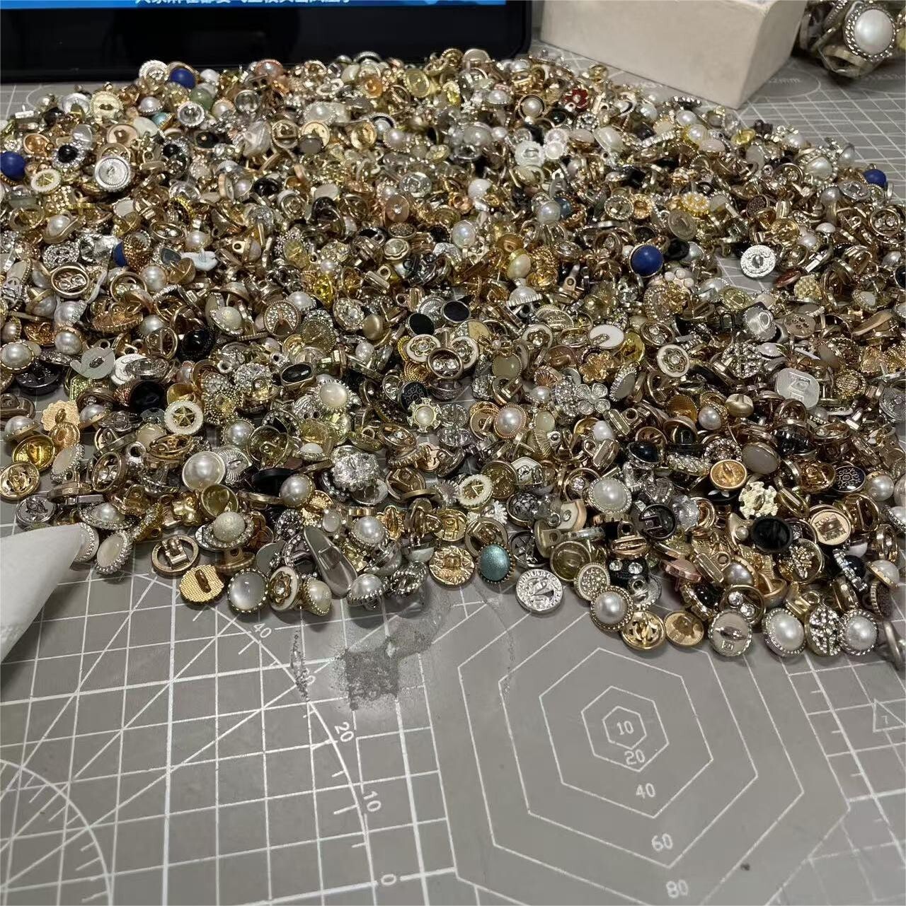 50pcs Vintage-now Costume Jewelry makeing Lots button Read Description