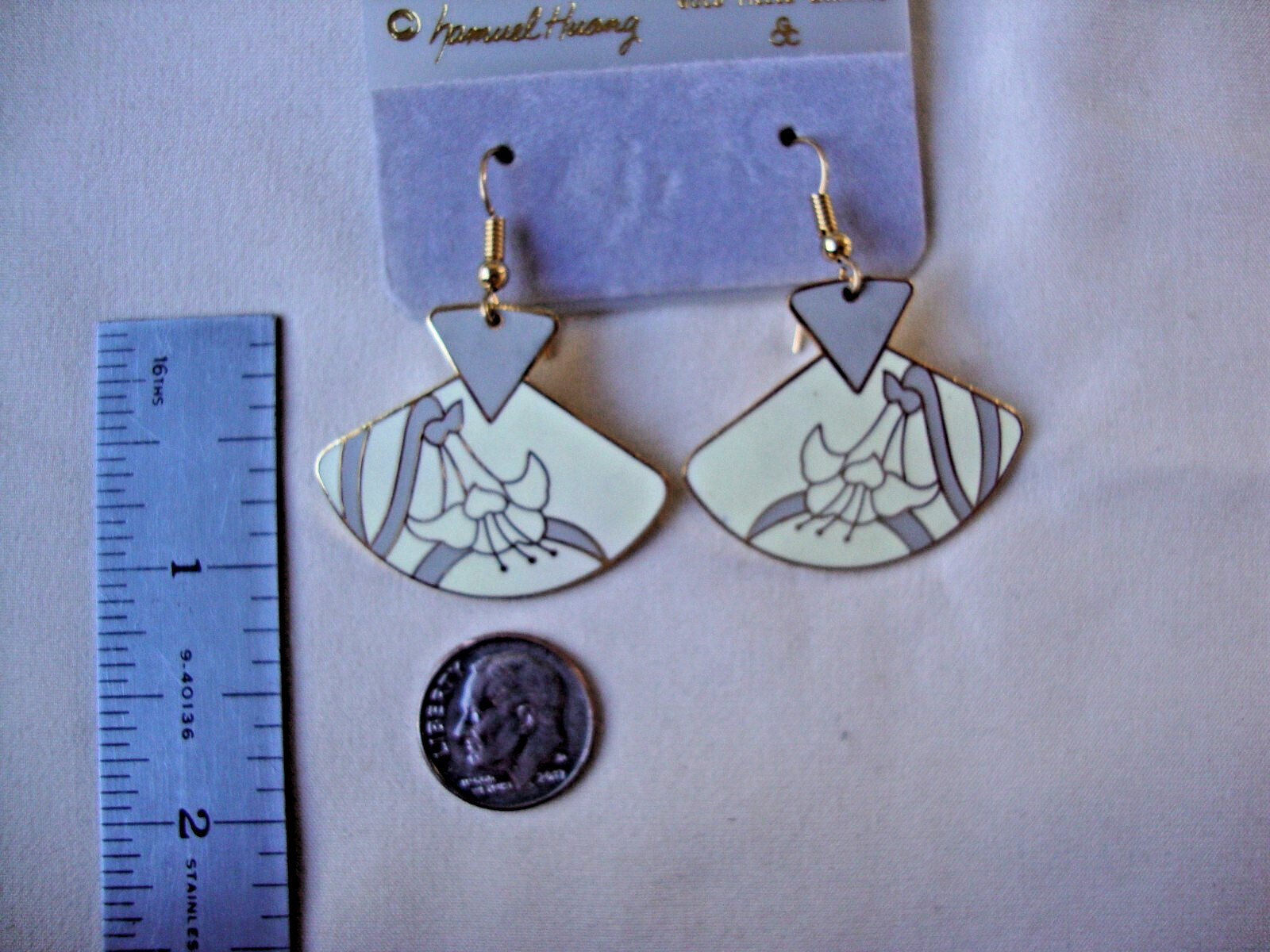 VINTAGE SAMUEL HUANG DESIGNER CLOISONNE ART NOUVEAU IRIS GRAY CREAM EARRINGS