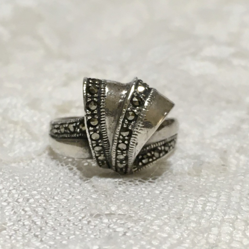 Vintage Sterling Silver Ring Womens Sz 8.25 Ribbon Bow design Marcasite Accents