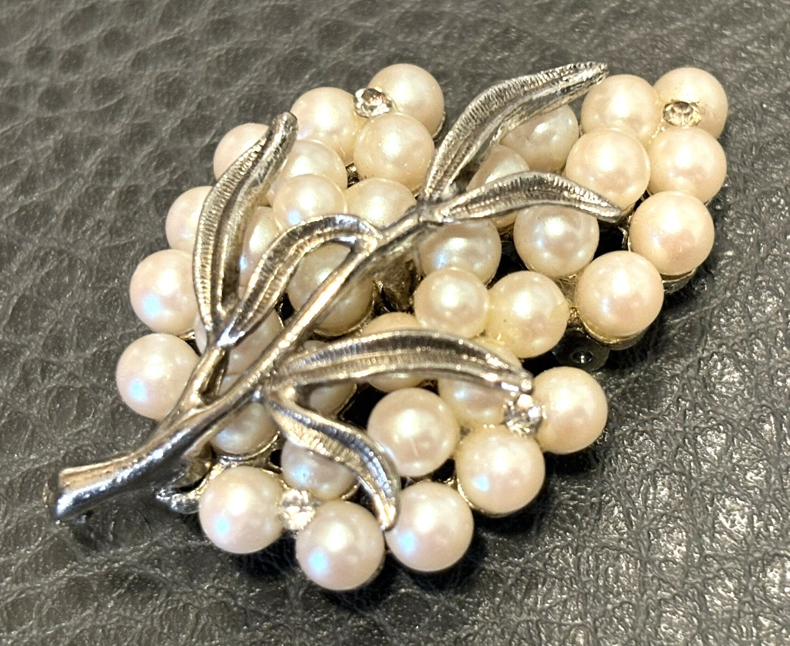 Vintage Silver Tone FAUX PEARL CRYSTAL RHINESTONE Leaf Shape BROOCH