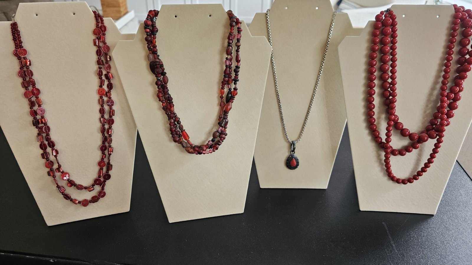 Lot of 4 Red Beaded Necklaces with Pendant, Mixed Materials (Unisex Adults)