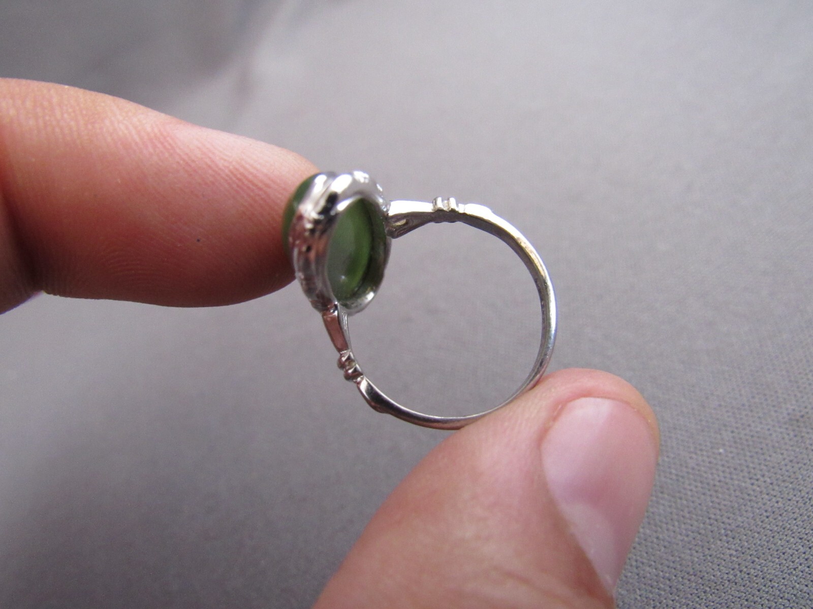 VINTAGE UNCAS STERLING ELONGATED OVAL GREEN NEPHRITE CABOCHON RING SIZE 5.5