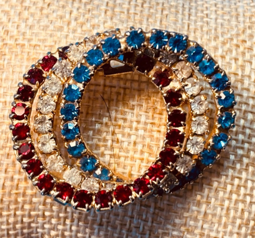 Vtg. Red,White, & Blue Prong Set Rhinestone Intertwined Circle Brooch 1.5”