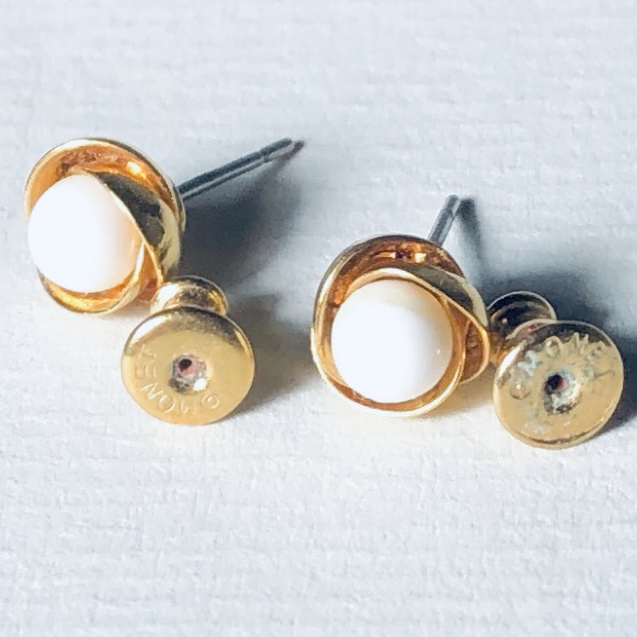 VTG POST EARRINGS SIGNED MONET SMALL WHITE CAB CENTERED IN GOLD TONE PETALS