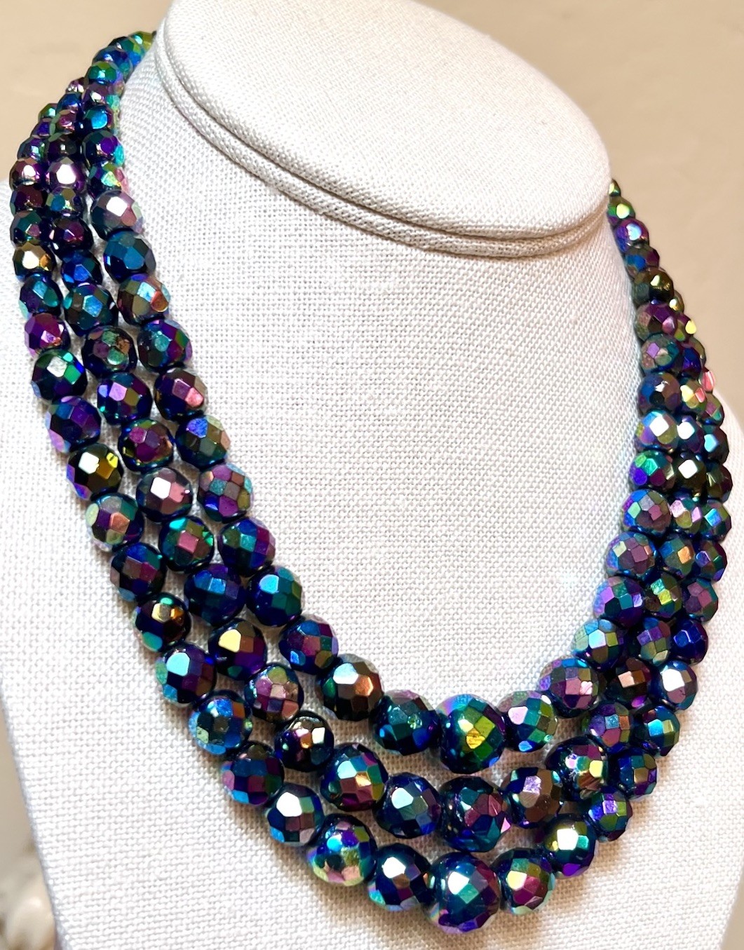 BEAUTIFUL Vintage Iridescent Sparkling Black Peacock Bead 3 Strand Necklace