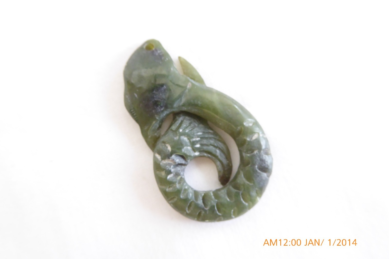 VINTAGE CARVED LUCKY JADE FISH PENDANT