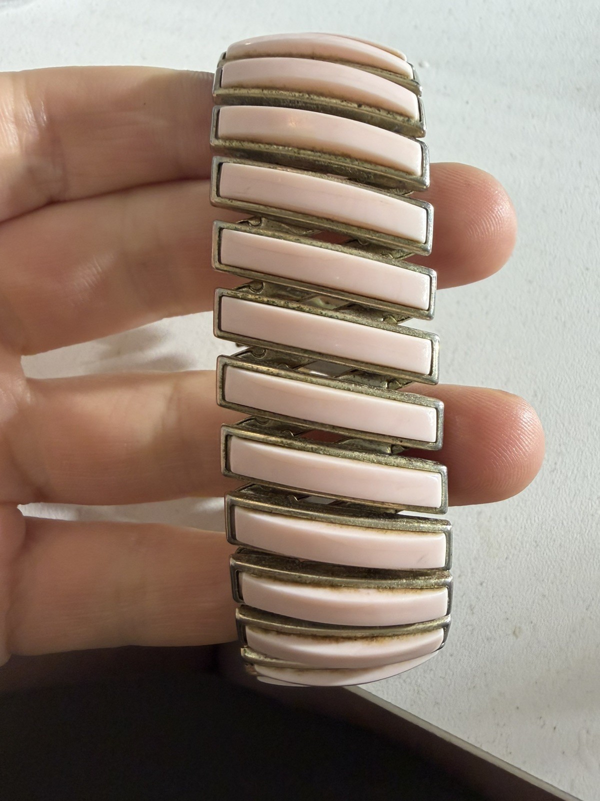 Vintage Gold Tone 1950’s Expansion Thermoset Plastic Pink Bracelet One Size