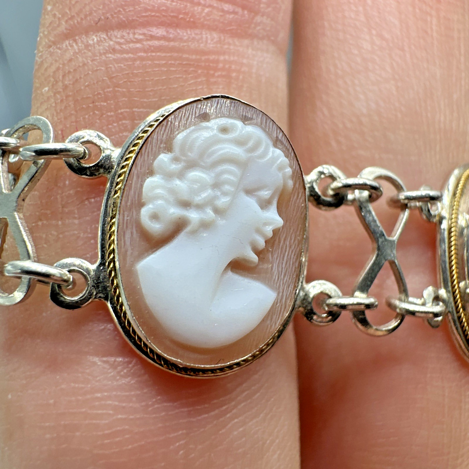 Vtg Stunning Cameo Shell Sterling Silver Bracelet 8″ 13.4g Made in Naples Italy