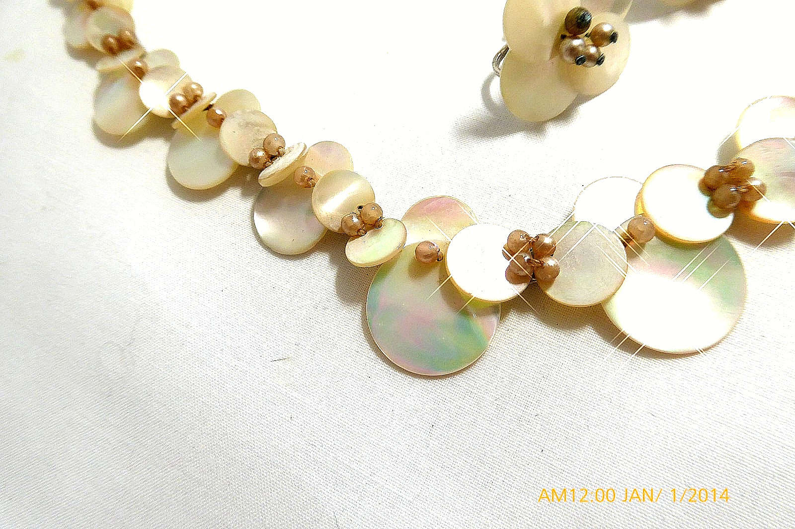 VINTAGE IRIDESCENT MOTHER OF PEARL NECKLACE, EARRINGS & BROOCH SET