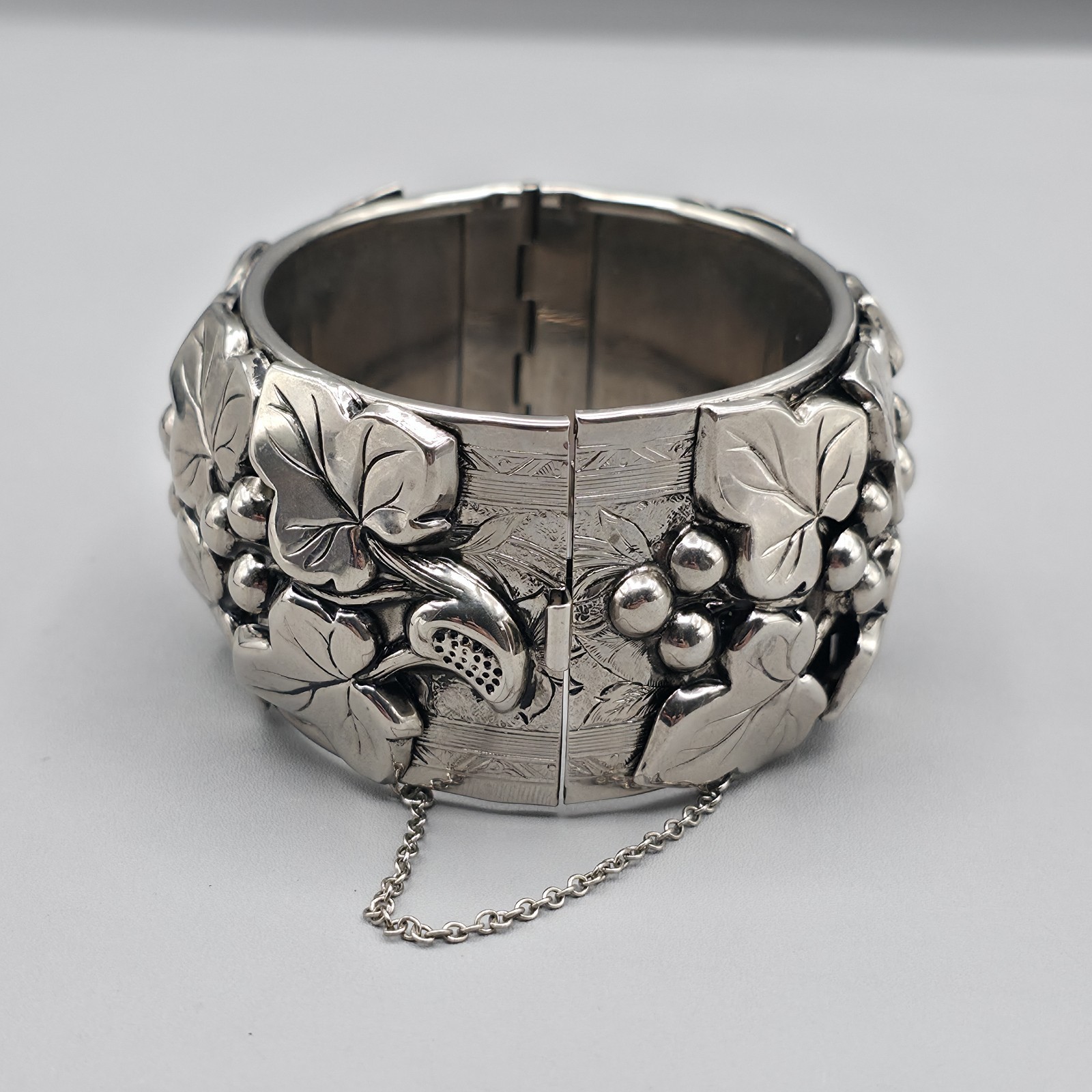 Vintage Wide Hinged Cuff Bracelet Silver Tone Grapevine Ivy Leaf Safety Chain…