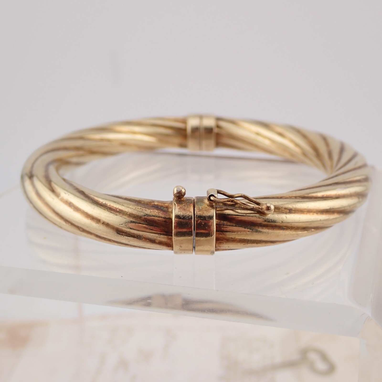 Vintage Veronese V Twisted 6mm Hinged Gold Over Sterling 6 3/4″ Bangle Bracelet