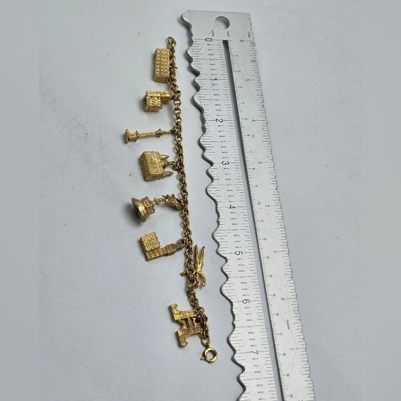 70’s United Kingdom Charm Bracelet Gold Tone Metal Souvenir Statement Costume Fa