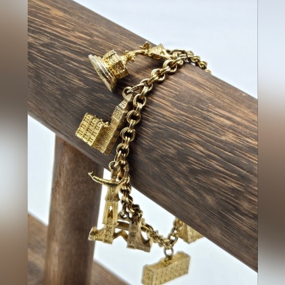 70’s United Kingdom Charm Bracelet Gold Tone Metal Souvenir Statement Costume Fa