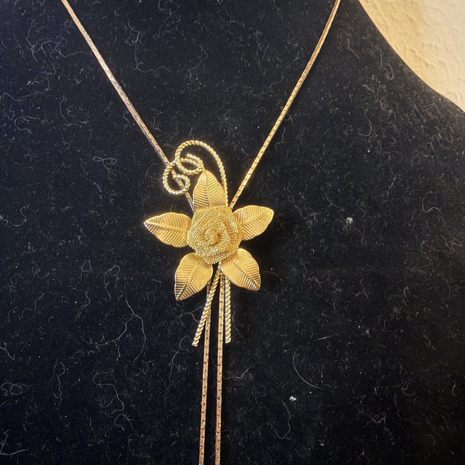 Stunning Gold Tone Bolo Lariat Style Necklace W/ Gold Roses & Mesh In EUC