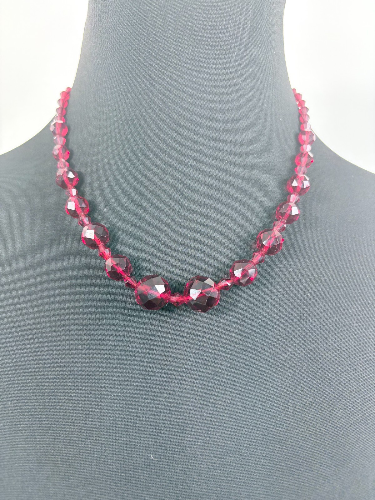 Vintage Faceted Bright Red & Clear Glass Graduated Bead Necklace 18″
