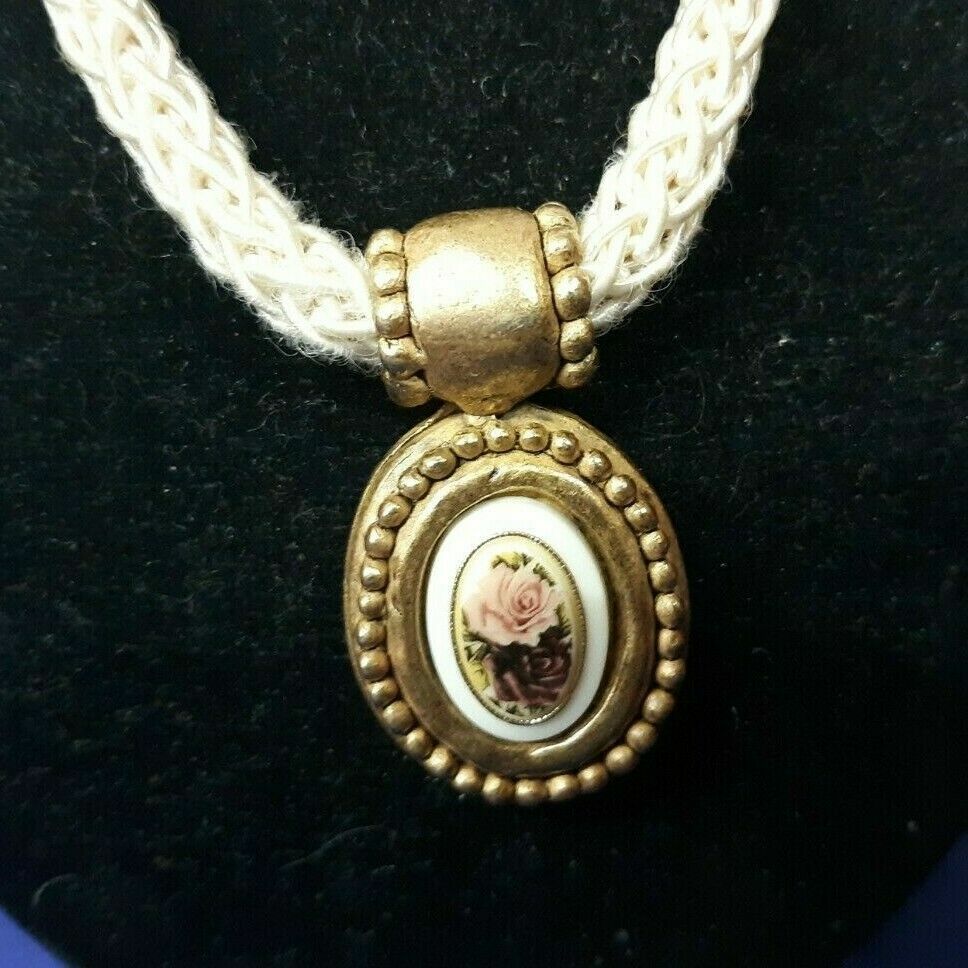Vintage Signed EH 14″ Rope Necklace w ROSES Pendant PRETTY