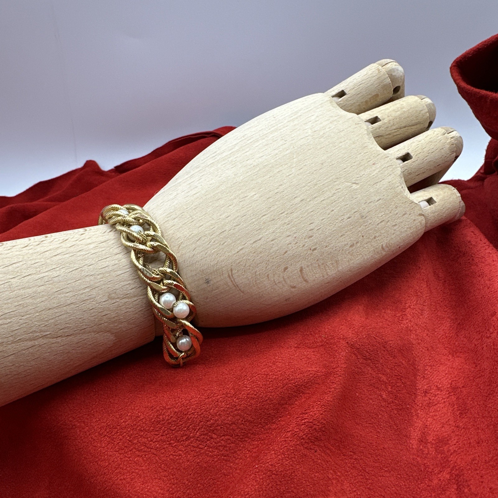Vintage Gold Toned Links w/ cute little pearls bracelet.6” long. See pics.