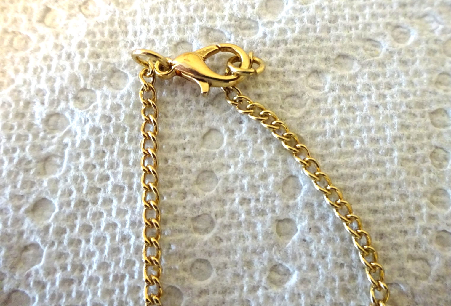 VINTAGE GOLD TONE CHARM PENDANT ON 32″ DAINTY CHAIN