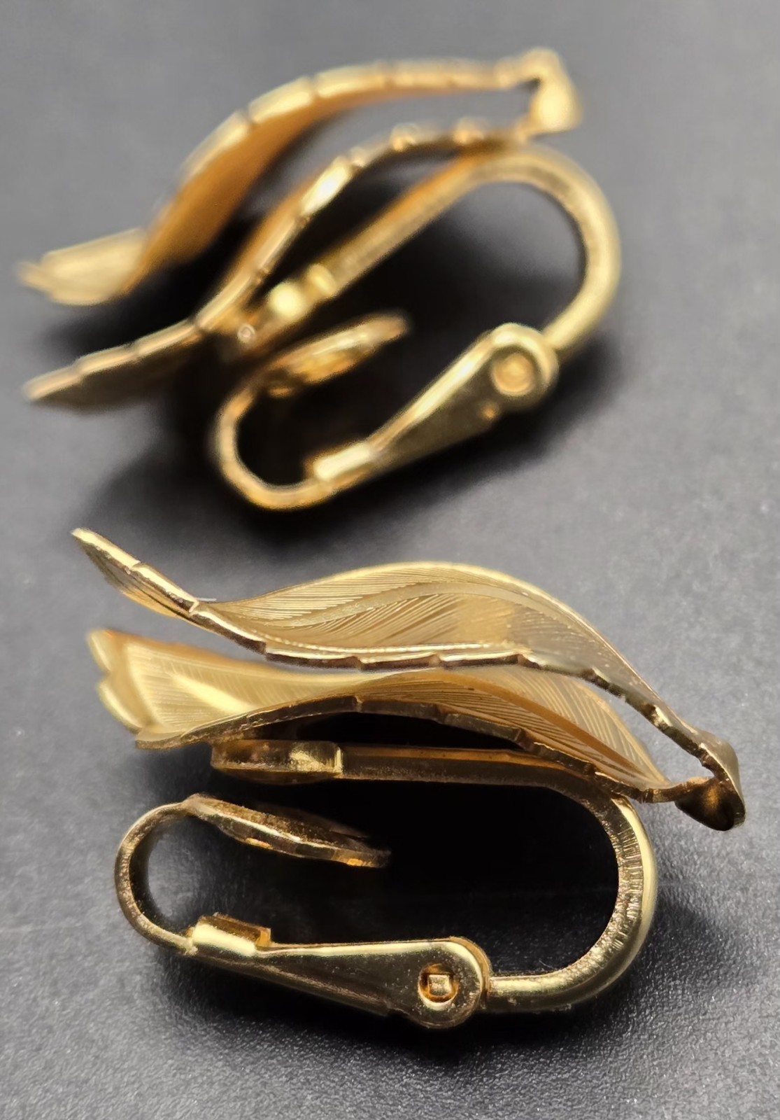 Classic 1960s Vintage Unmarked Gold Tone Double Leaf Earrings Clip On