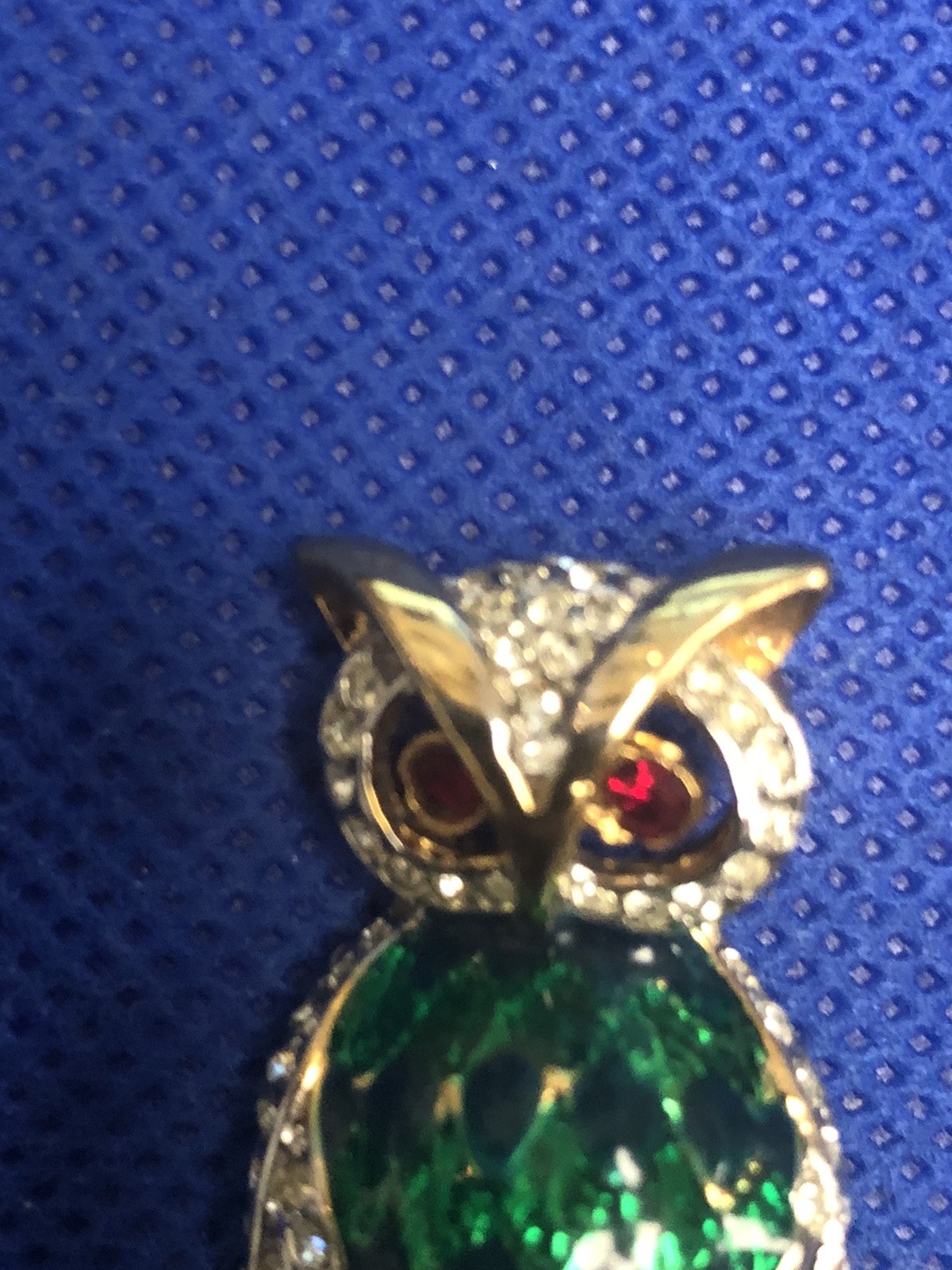 VTG GOLD TONE CLEAR RHINESTONES GREEN TWO TONES ENAMEL RED EYES OWL BROOCH PIN