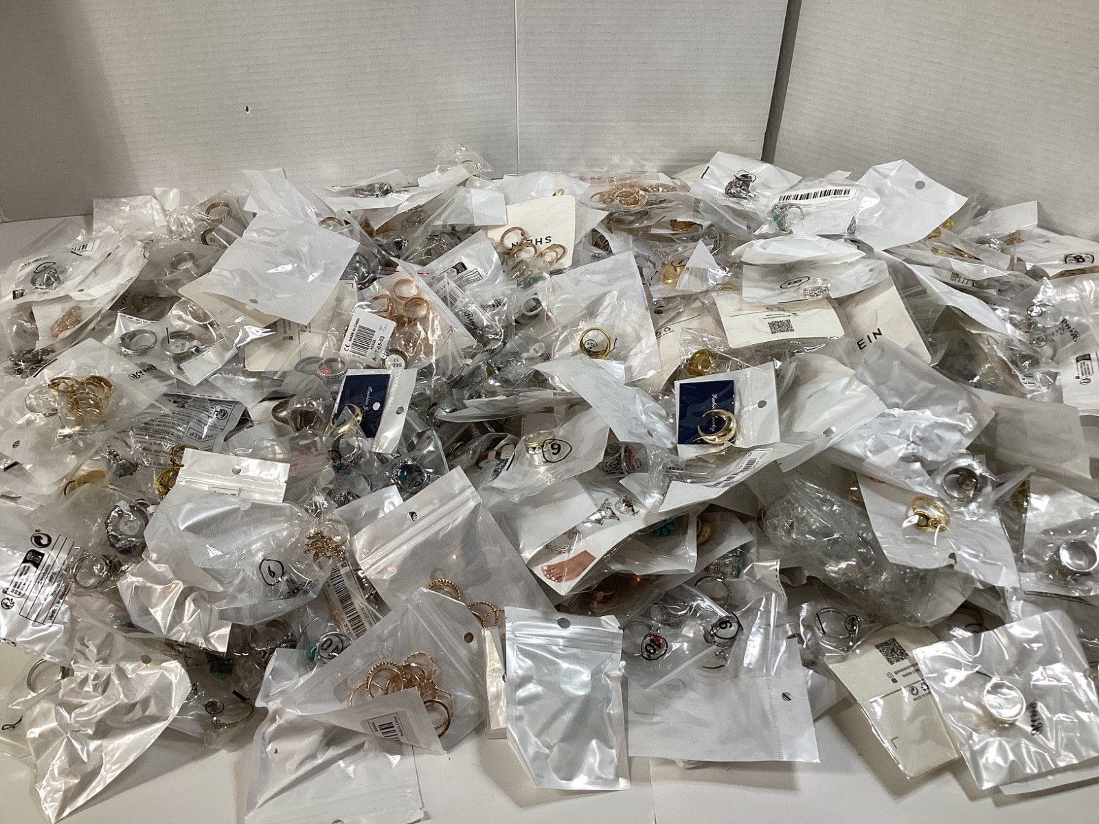 1lb Unsorted Modern Costume Rings Jewelry (M/F) Many Sizes Designs