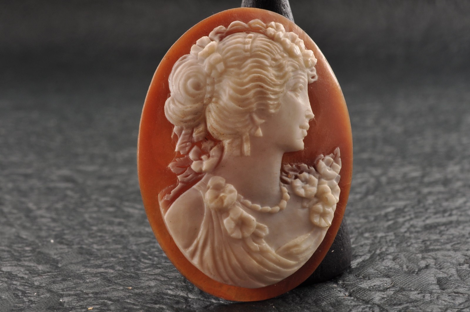 9 items , vintage shell cameo White and brown color (Total 323.0ct) with case.