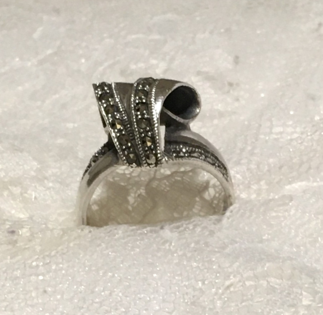 Vintage Sterling Silver Ring Womens Sz 8.25 Ribbon Bow design Marcasite Accents
