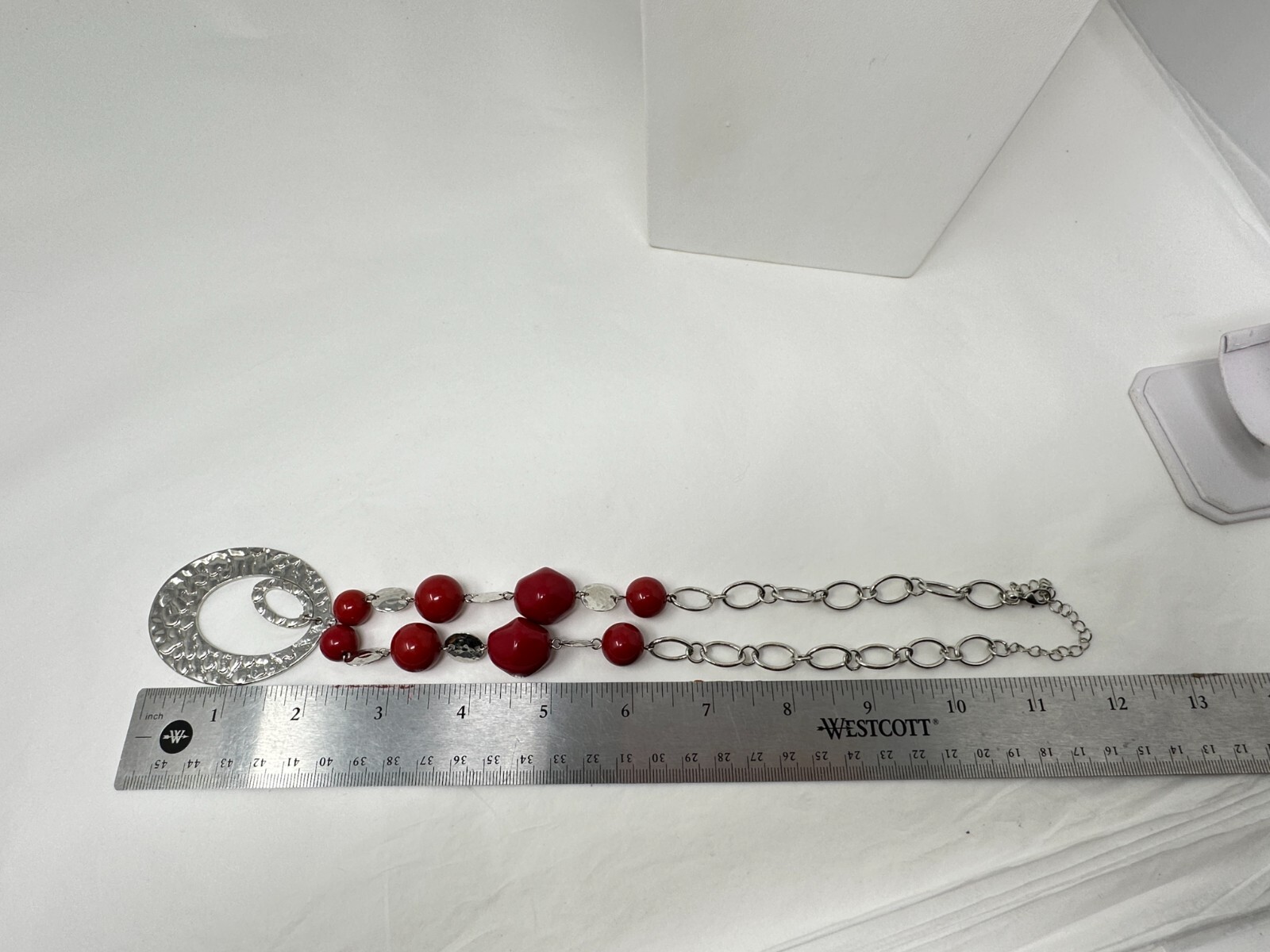 Beautiful Silvertone Hammered Texture Red Plastic Lucite Bead 19-22″ Necklace