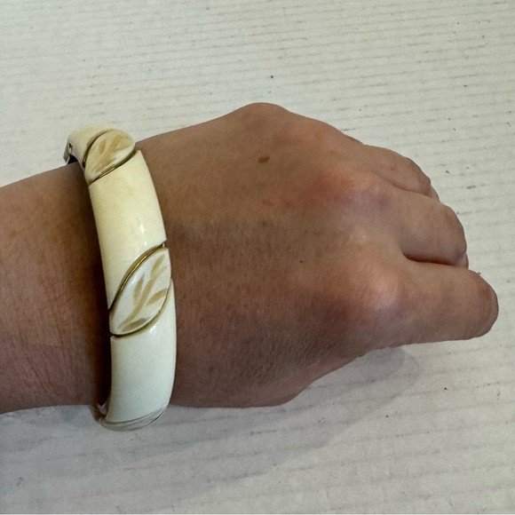 Vintage Lucite Bangle Bracelet 1950s Hinged Clamper MCM 60s Cream Gold Jewelry