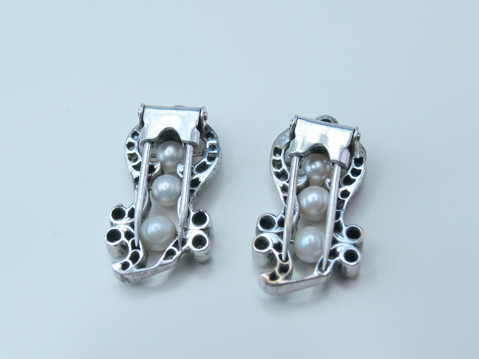 Antique Pair 14k White Gold Lady’s 65 OEC Diamonds 1.88ctw 6 Pearl Fur Clip Pins