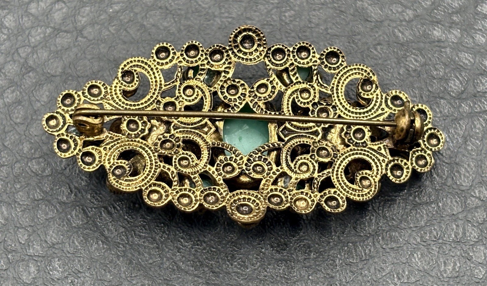 Vintage Speckled Peking Style Filigree Brooch Green Gold Tone Pin