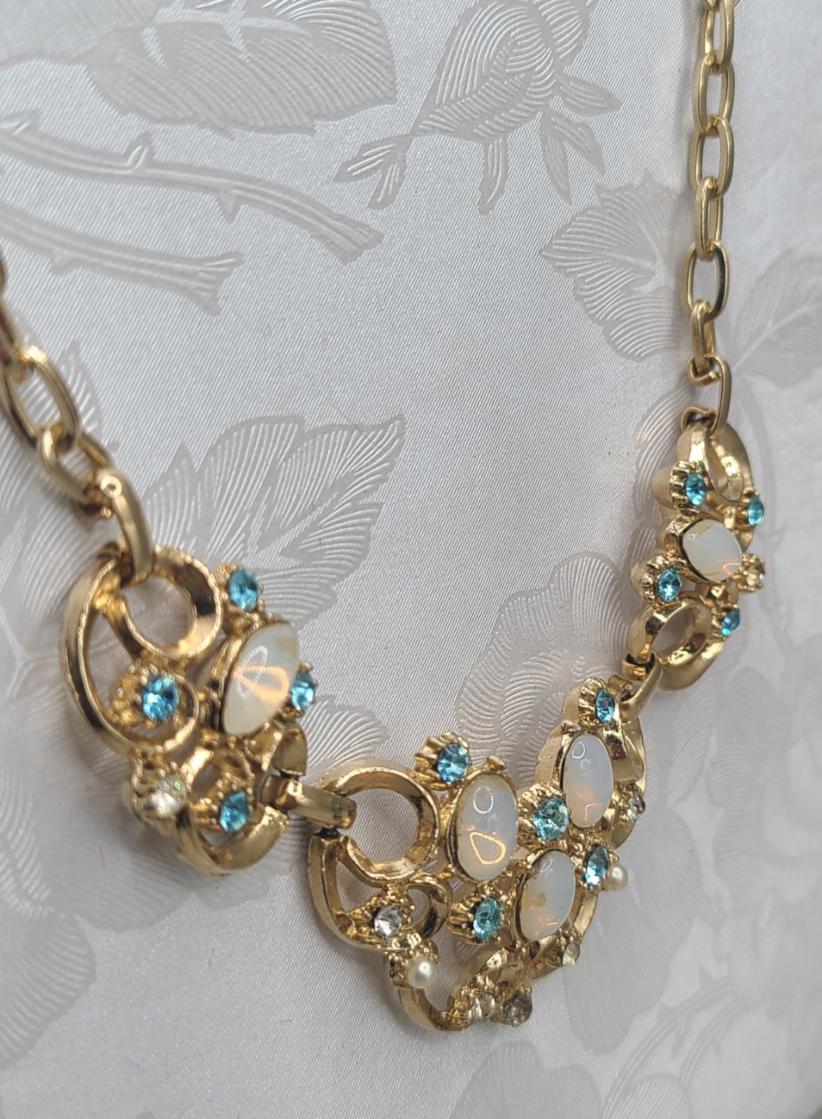 Vtg Unsigned Goldtone Opaline Glass Rhinestone Faux Pearl 17″ Necklace