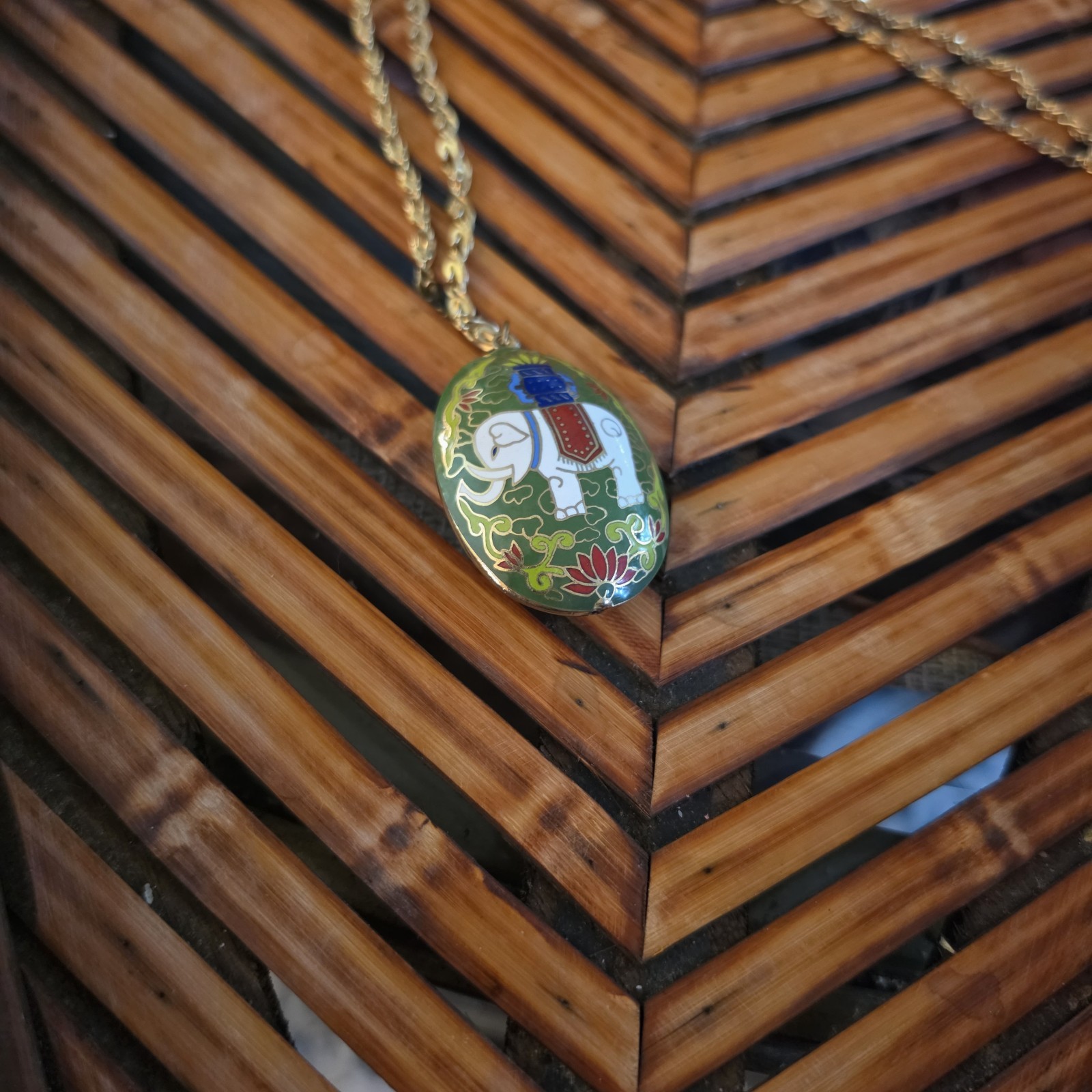 VINTAGE 2” Oval Cloisonné Elephant Necklace Pendant White/Blue/Red/Green Enamel