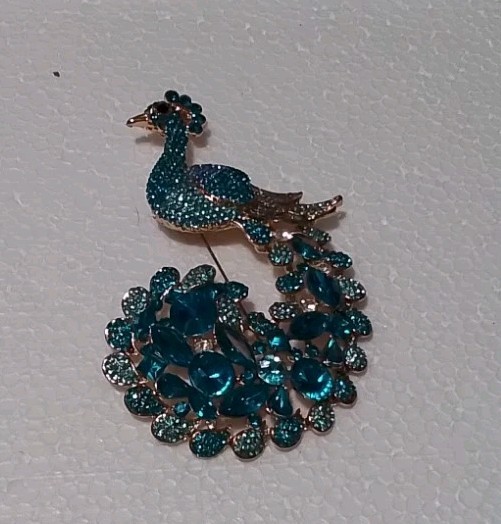 Vintage Peacock rhinestone goldtone Brooch 4 1/2″ high