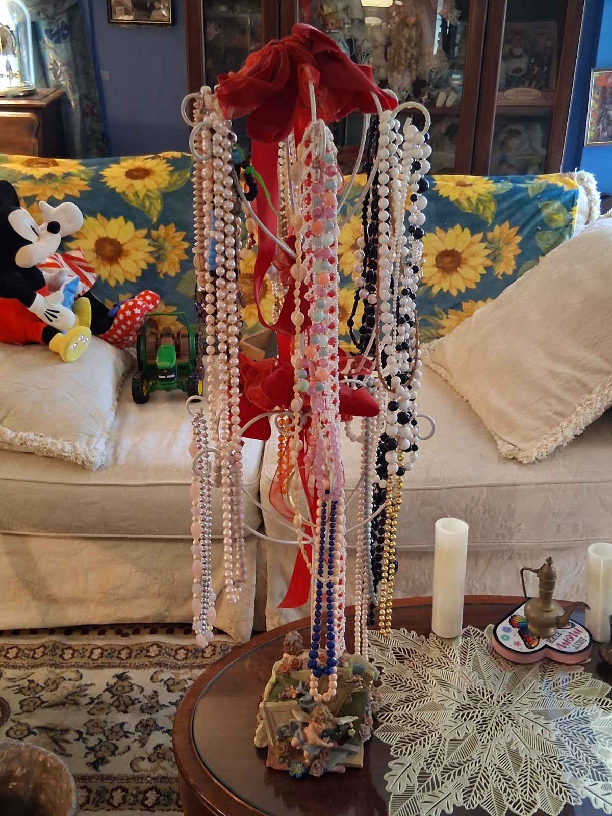 vintage lot of brooches and necklacesI will put ten neckl, in the package.