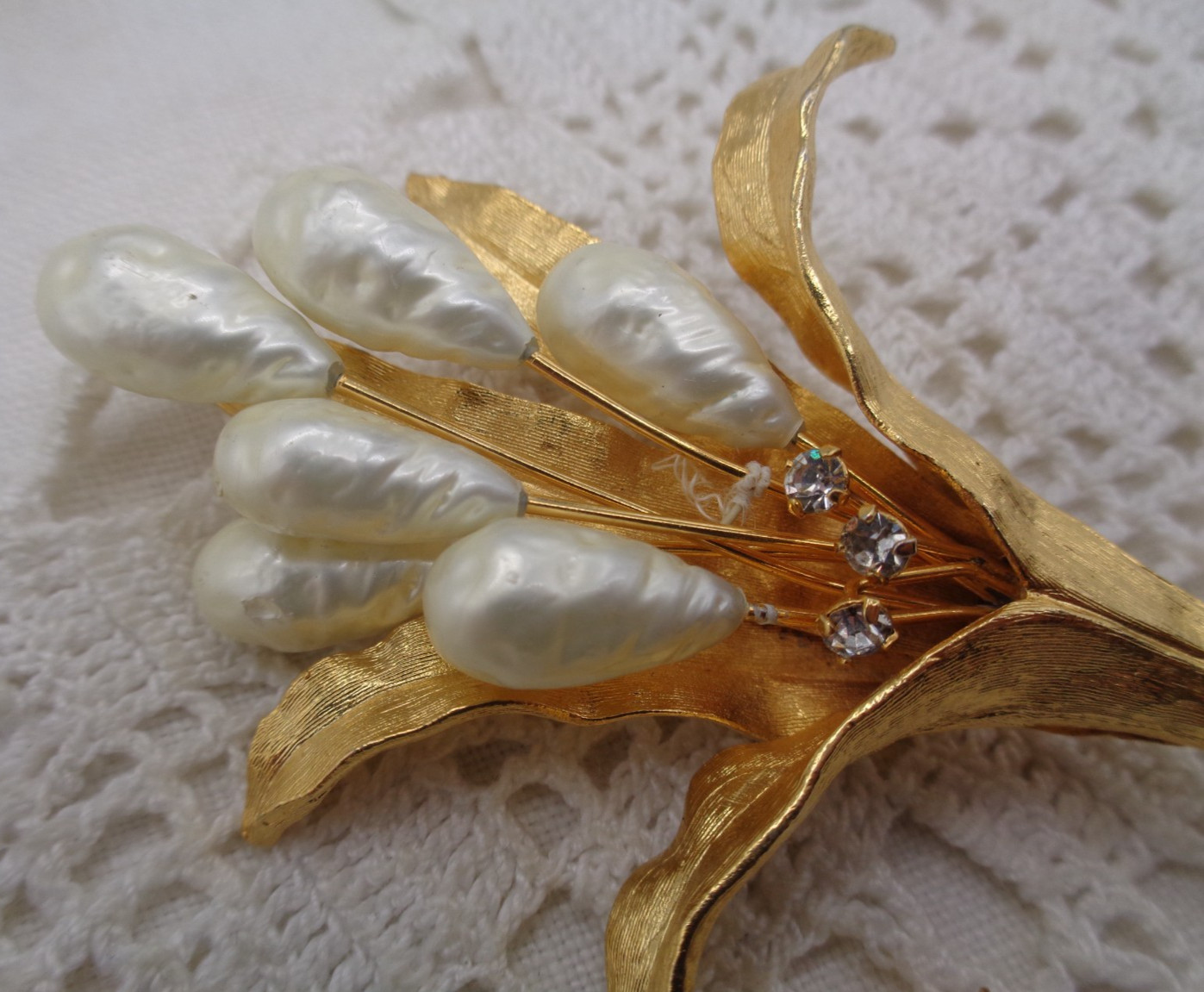Vintage KRAMER Large Gold Tone & Faux Baroque Pearls Cattails BROOCH