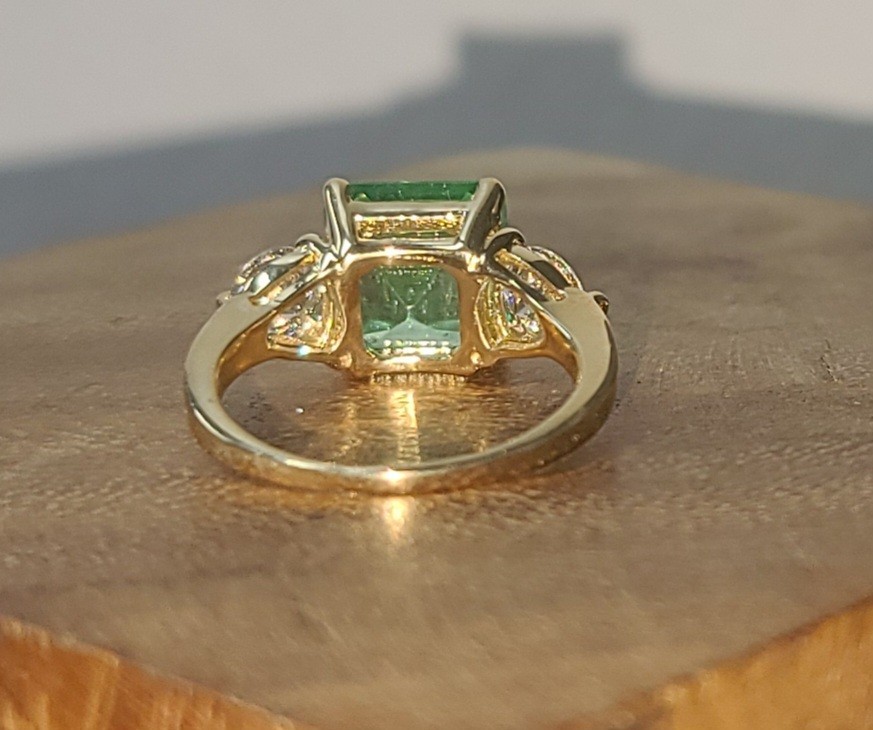 Vintage 14k Yellow Gold Engagement Ring 3.01CT. Natural Green Colombia Emerald