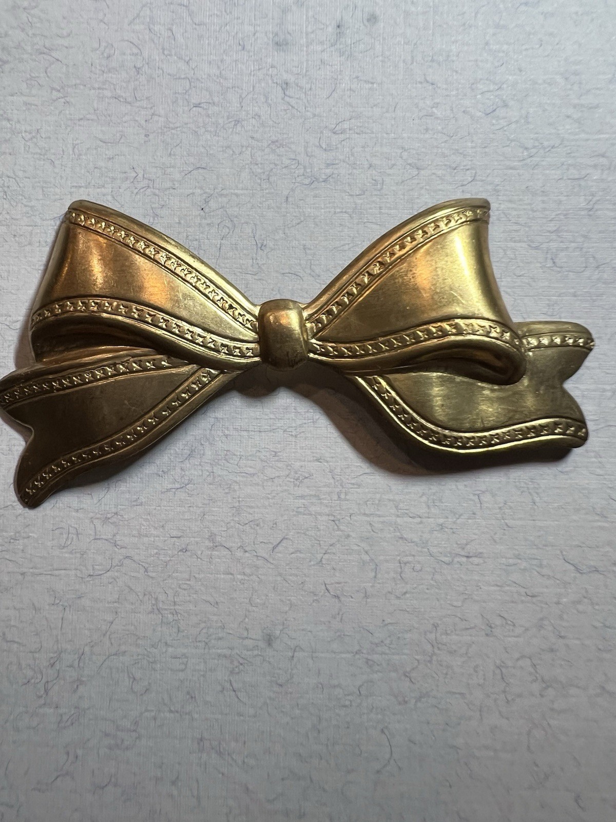 VINTAGE BOW RAW BRASS STAMPING FROM FAMOUS MAKER FOR JEWELRY/CRAFT/DECOR NOS